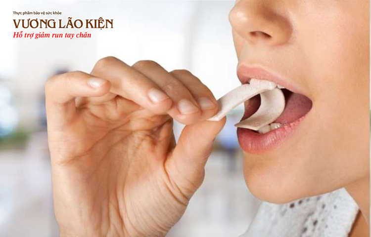 Ăn kẹo cao su là cách tăng tiết nước bọt làm giảm tình trạng khô miệng khi uống Trihexyphenidyl
